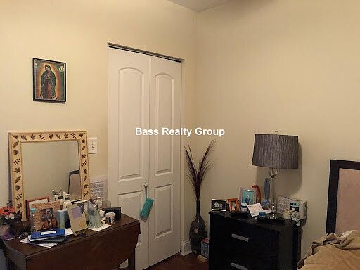 3rd image of 1369 W Greenleaf Ave APT 302