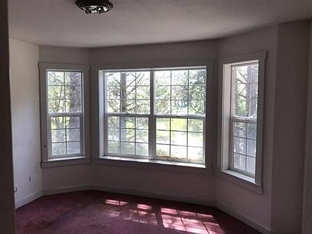 3rd image of 910 Hassalo Ave SE