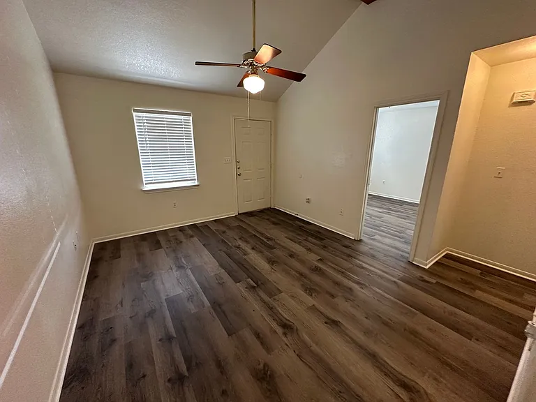 204 W Avenue F — Photo 3