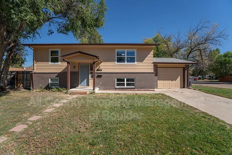 3 bed, 2.0 bath, 1850 sqft, $2,500 — Photo 2