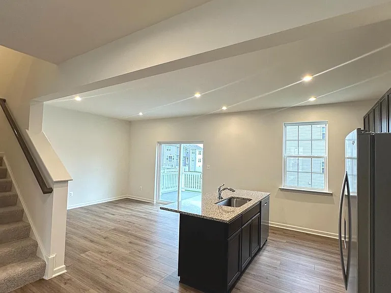 93 Stafford Pl — Photo 9