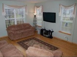 101 Stonegate Ln, Streamwood, IL 60107
