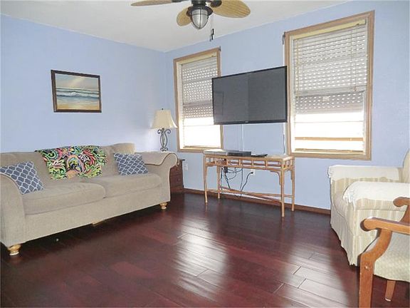 3rd image of 1019 Melody Ln