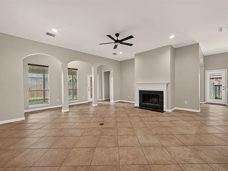 706 Silver Creek Cir — Photo 15