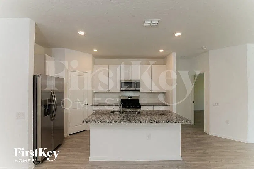 4 bed, 3.0 bath, 1910 sqft, $1,985 — Photo 4