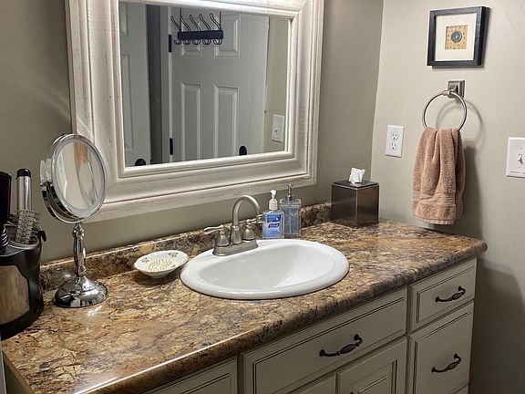 Bathroom vanity w sink, mirror and storage