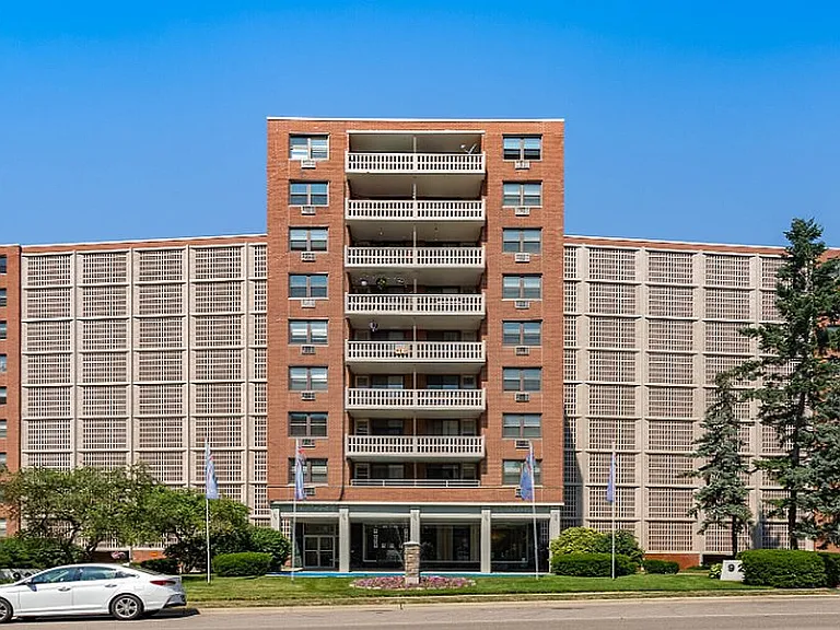 Fountain Place Apartments — Photo 23