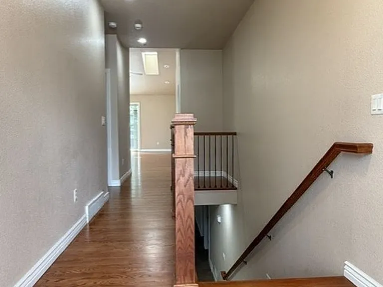 400 Sterling Dr — Photo 3