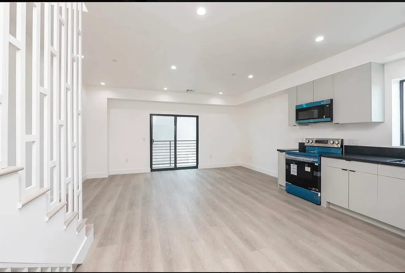 5 bed, $4,450 — Photo 1