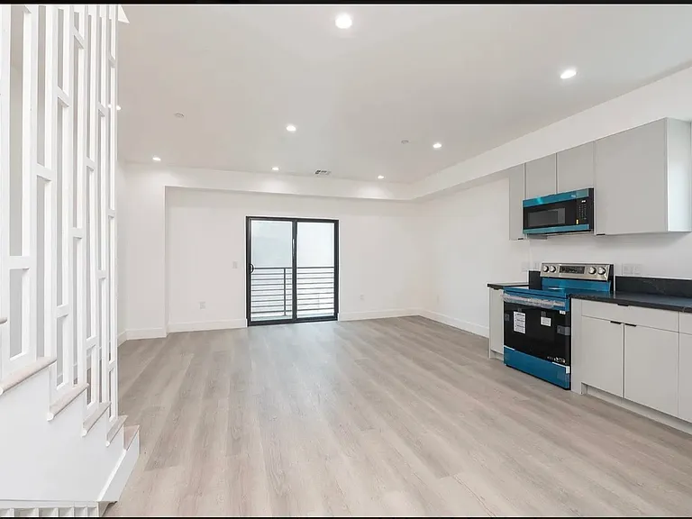 1573-1579 Ricardo St #1575 — Photo 3