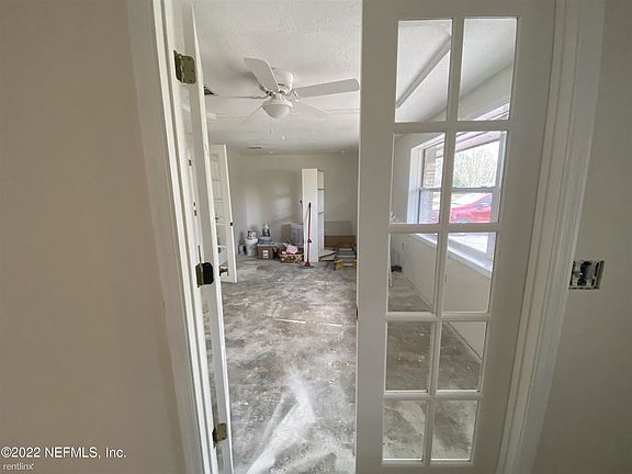3rd image of 204 Evergreen Ln