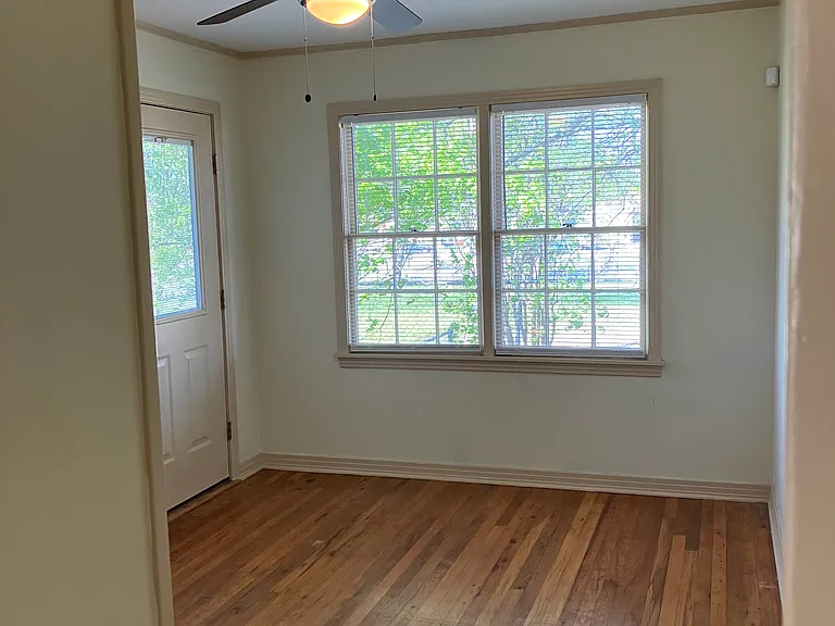302 E South St — Photo 9
