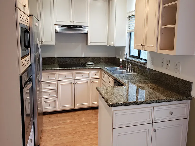638 Wilcox Ave — Photo 2