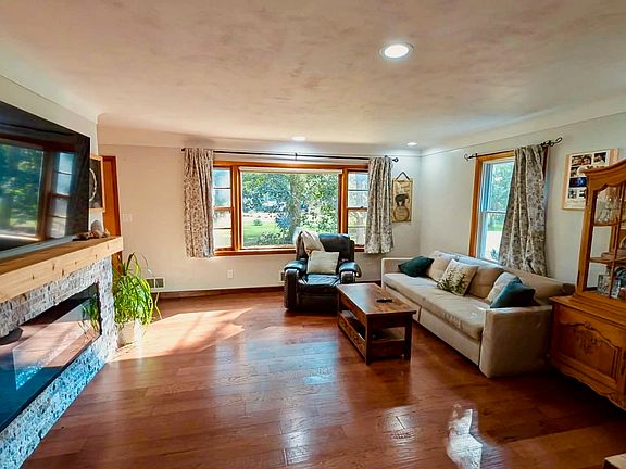 4th image of 10381 Montague Rd