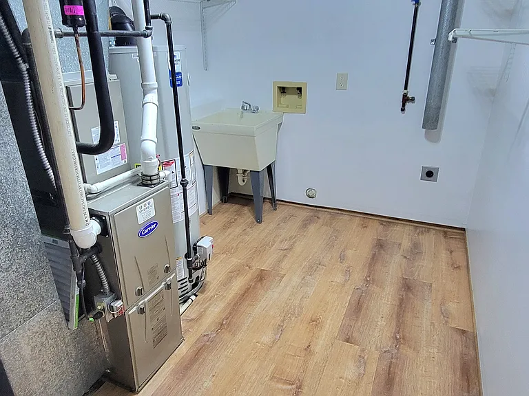 4398 Manhattan W — Photo 25
