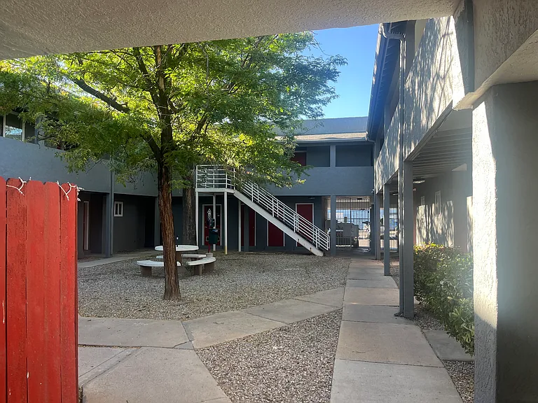 Modern 450 SF Updated Apts w/ Balconies in Ridgecrest — Photo 8