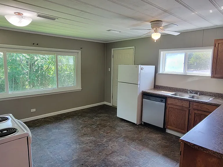 670 Arrowhead Ln — Photo 4