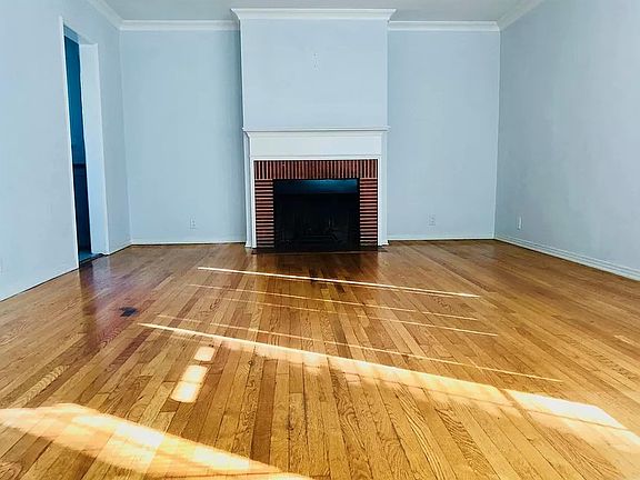 4th image of 10403 Moorpark St