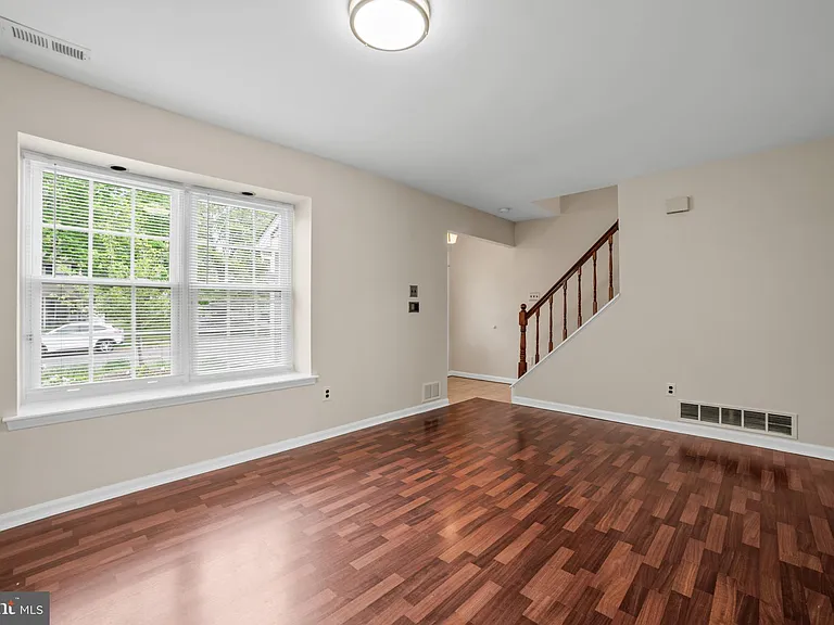 109 Stratton Ln — Photo 4
