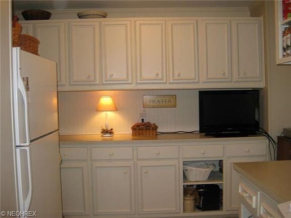 4th image of 870 Marilyn Dr
