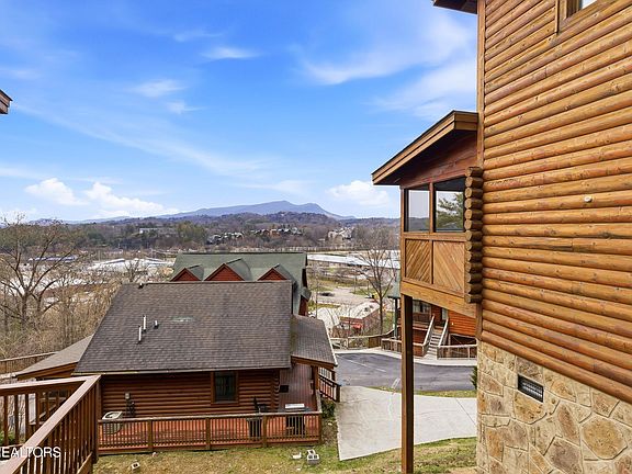 3rd image of 423 Big Bear Way