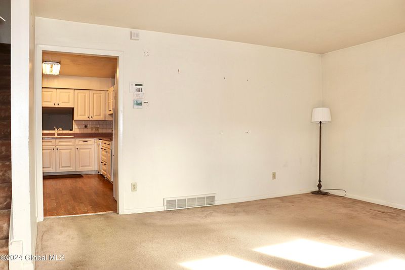 4th image of 43 Garland Court