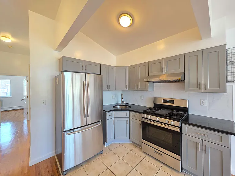 2368 W 12th St #3 — Photo 1