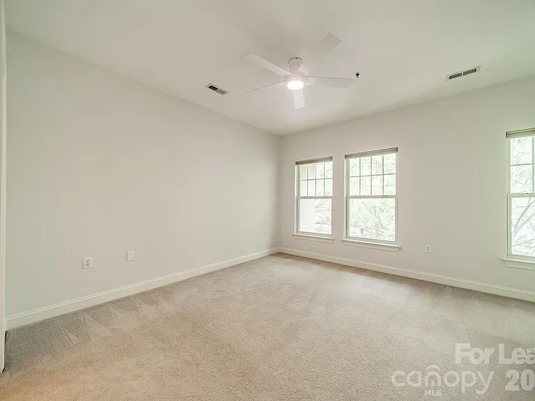 642 E 9th St — Photo 22