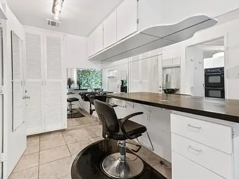 4363 Hayvenhurst Ave — Photo 37