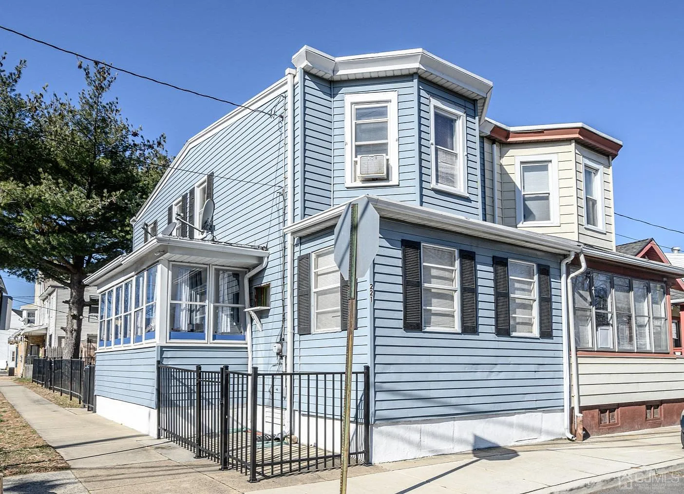 221 N Filmore St photo 1