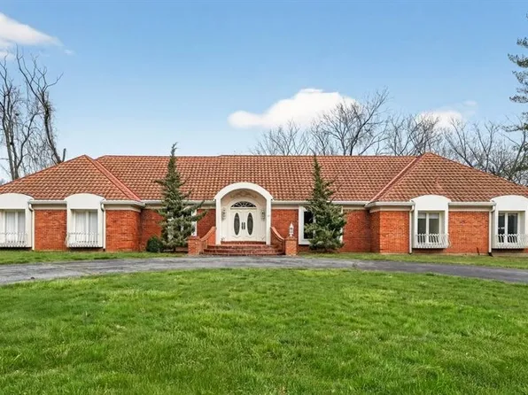 27 Meadowbrook Country Club Est, Ballwin, MO 63011