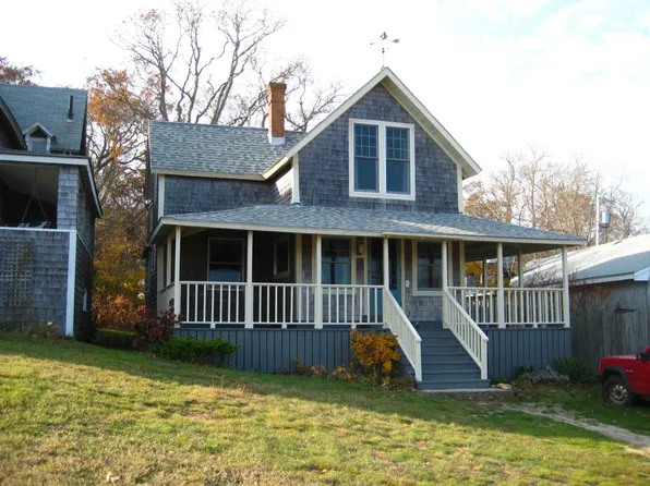 14 Chapman Ave, Oak Bluffs, MA 02557