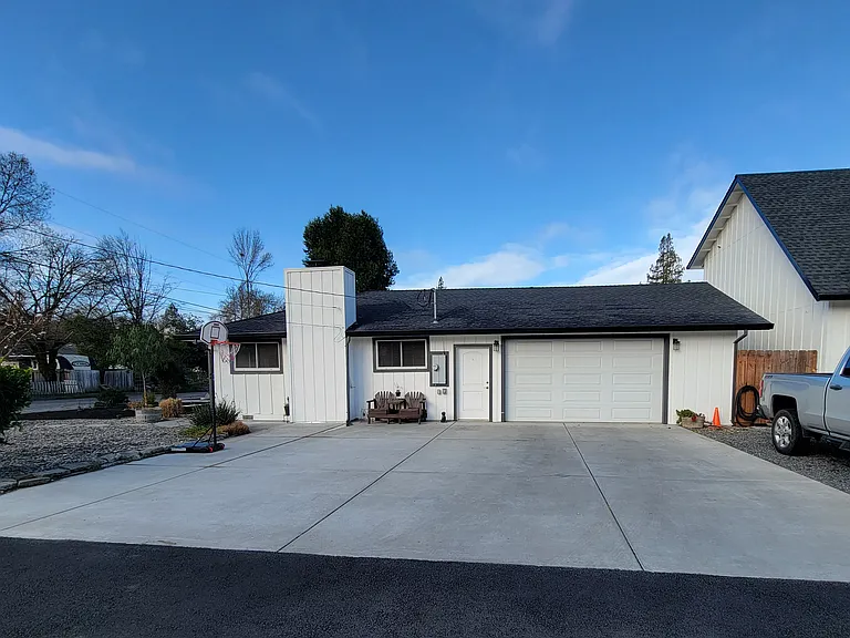 325 Donna Dr — Photo 2