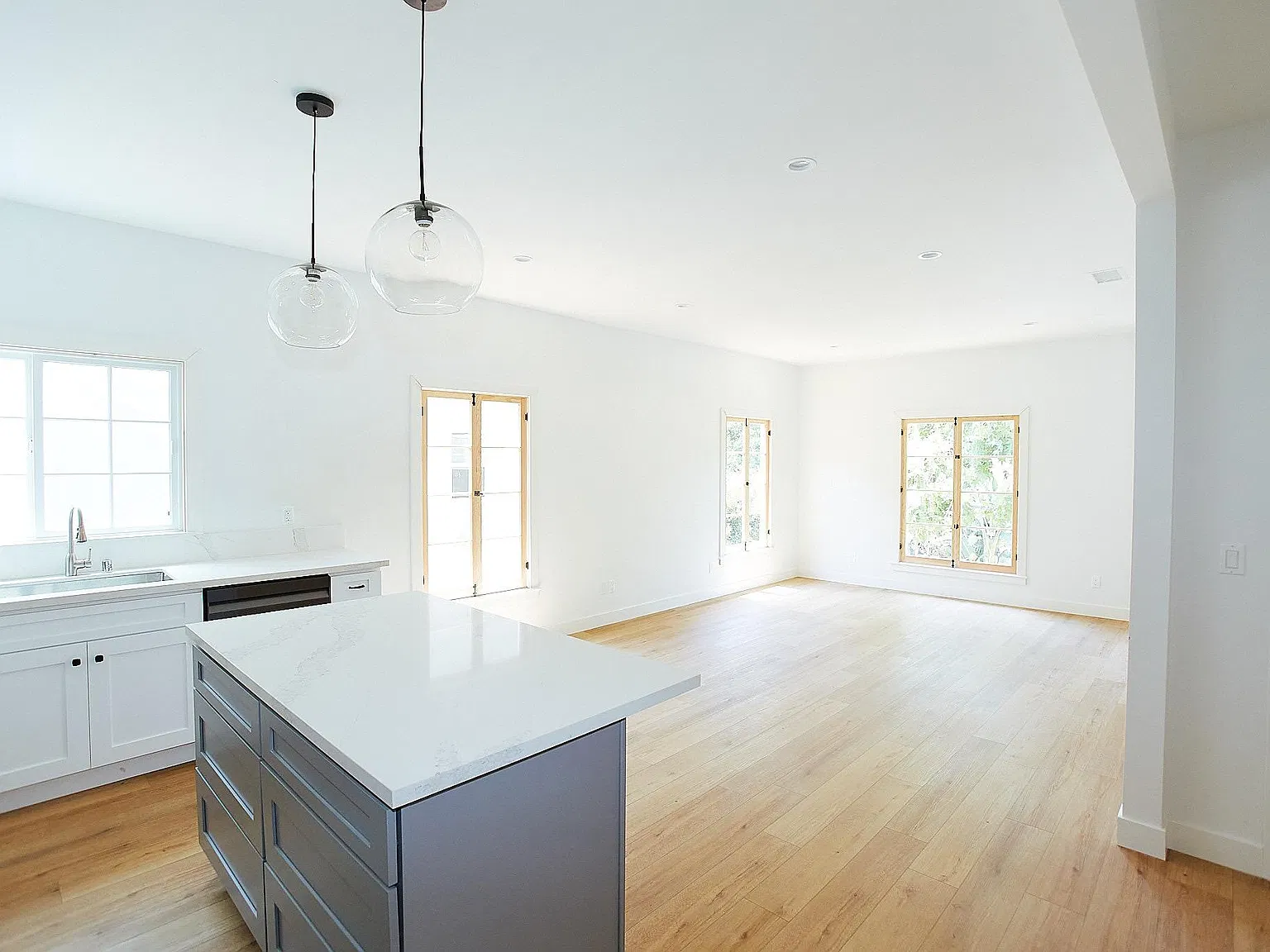 1 bed, 1000 sqft, $3,750 — Photo 2