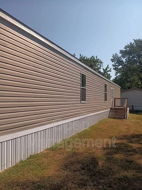 3 bed, 2.0 bath, 1056 sqft, $999 — Photo 1