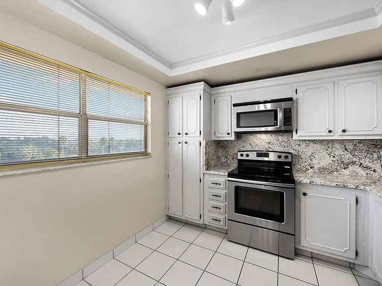 3590 Via Poinciana #510 — Photo 20