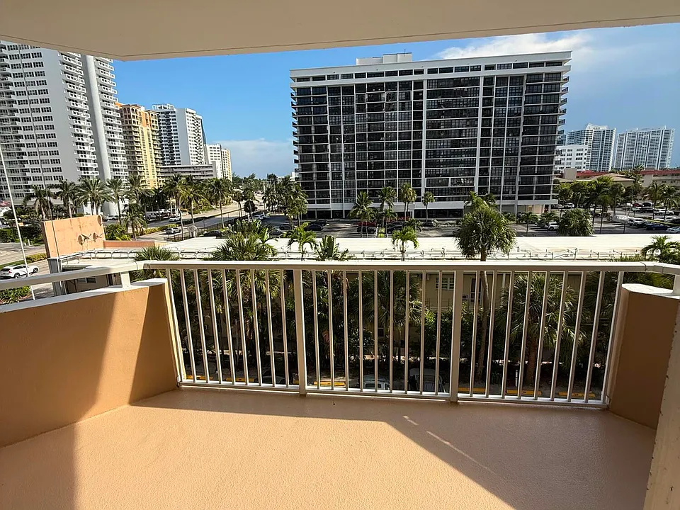 1985 S Ocean Dr #3L