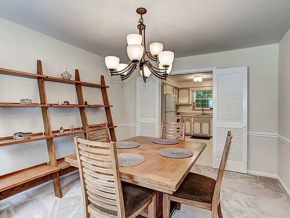 Formal dining w/ chair rail