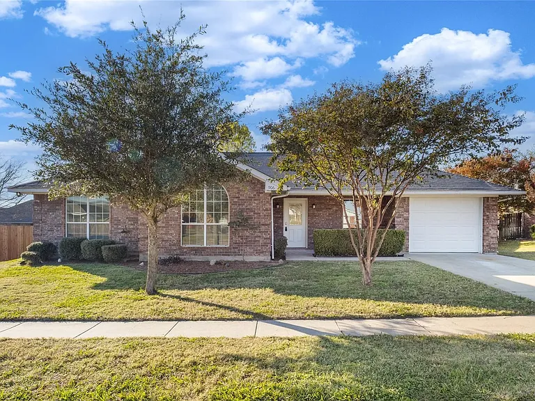 906 Roseanne Dr — Photo 1