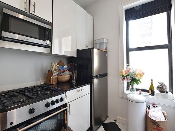 3rd image of 72 Thompson St APT 3F