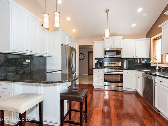 4th image of 225 Royal Ln
