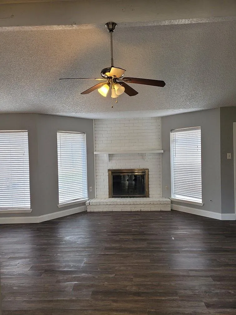 4 bed, 2.0 bath, 2344 sqft, $2,550 — Photo 2
