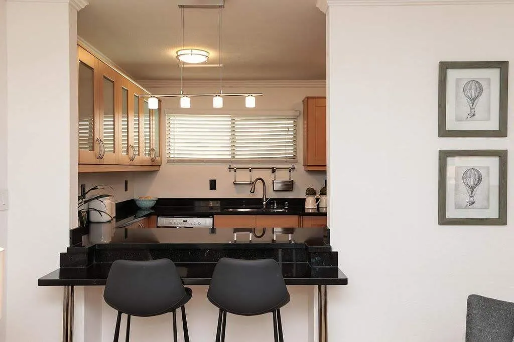 2 bed, 2.0 bath, 906 sqft, $4,800 — Photo 1