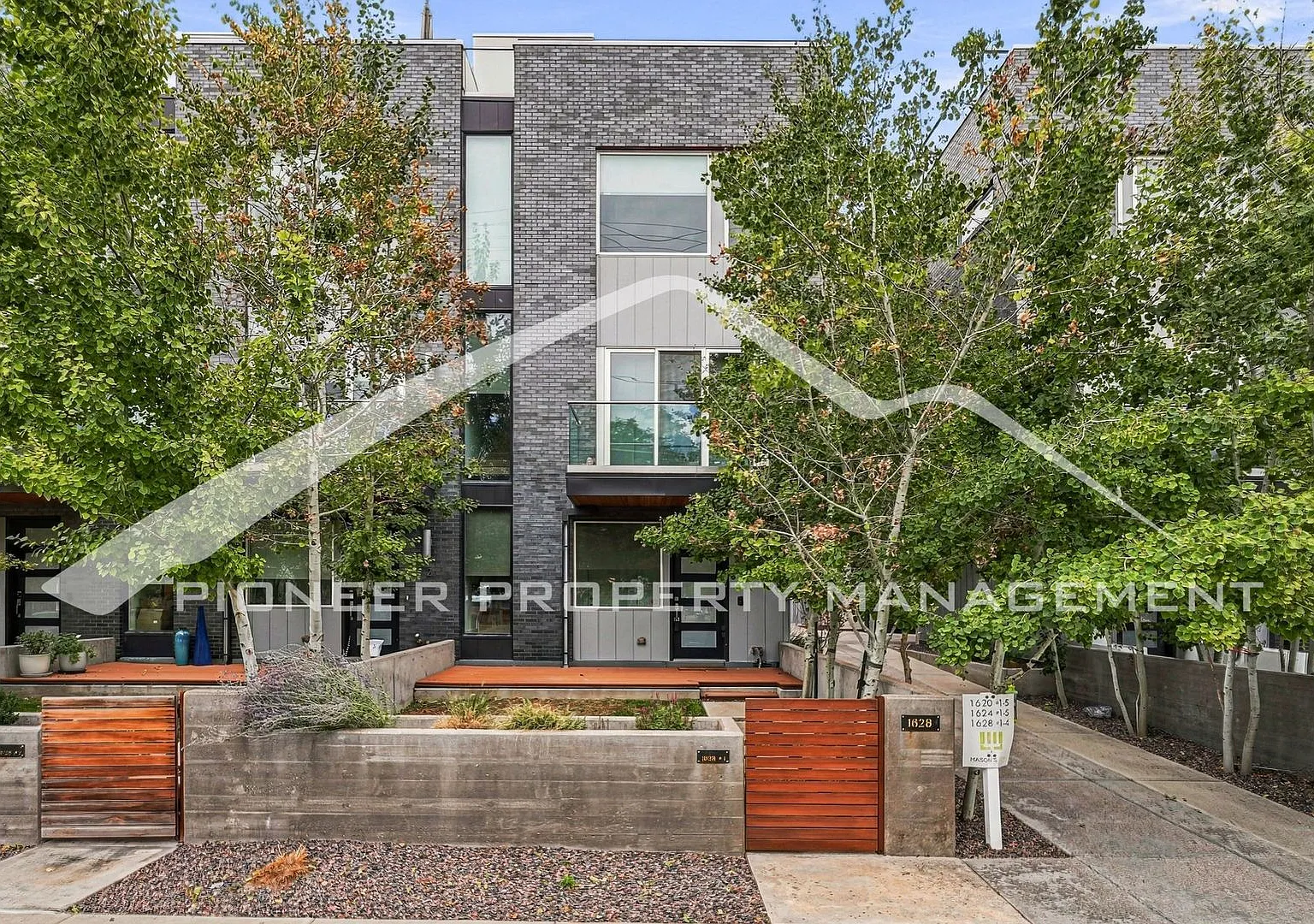Stunning Townhome with Central AC and Washer/Dryer — Photo 1