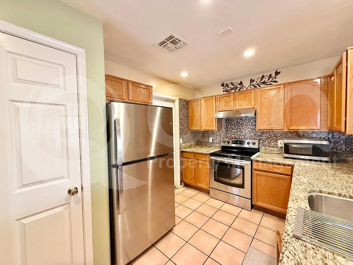 3 bed, 2.5 bath, 1373 sqft, $2,300 — Photo 3