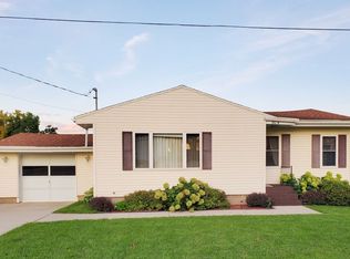 904 S 5th St, Manchester, IA 52057