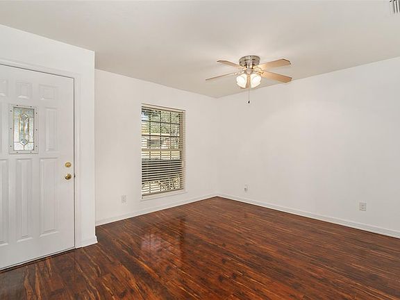5th image of 1002 Greenbriar Dr