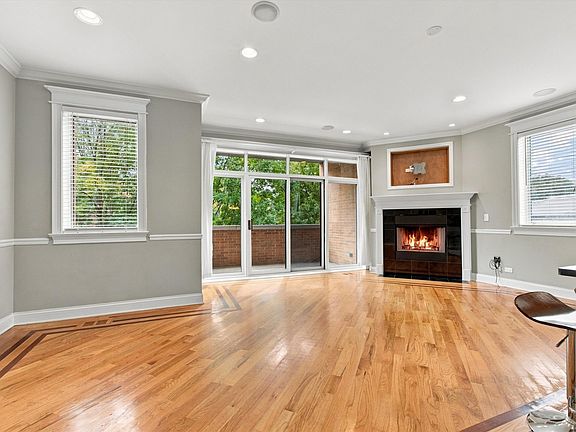 3rd image of 1528 W Jonquil Ter #C2