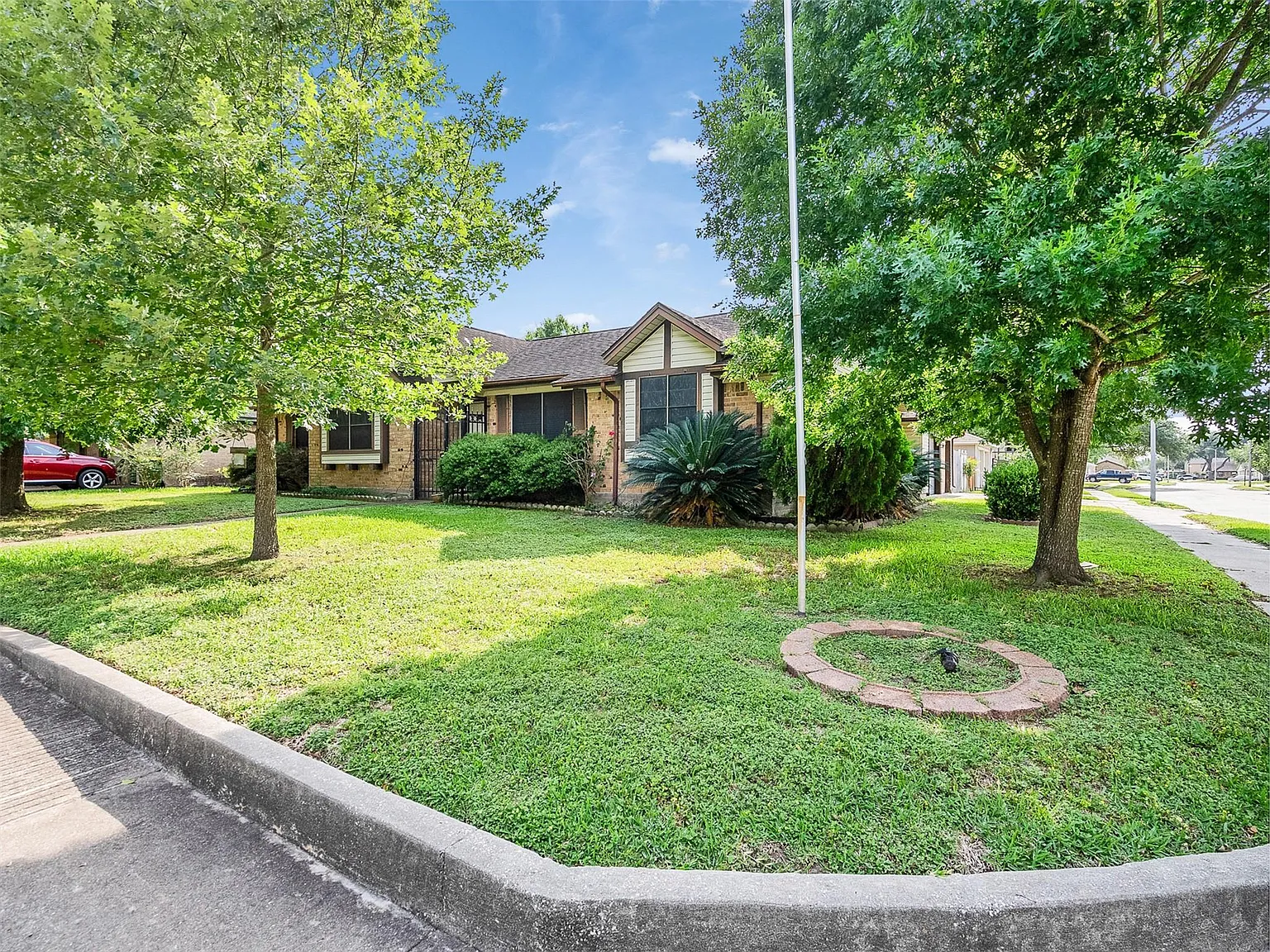 3 bed, 3.0 bath, 2083 sqft, $2,190 — Photo 2