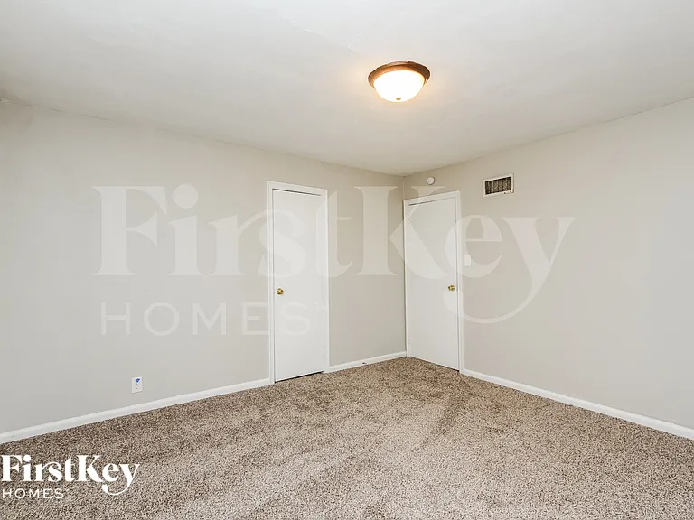 5614 N Victoria Dr — Photo 8